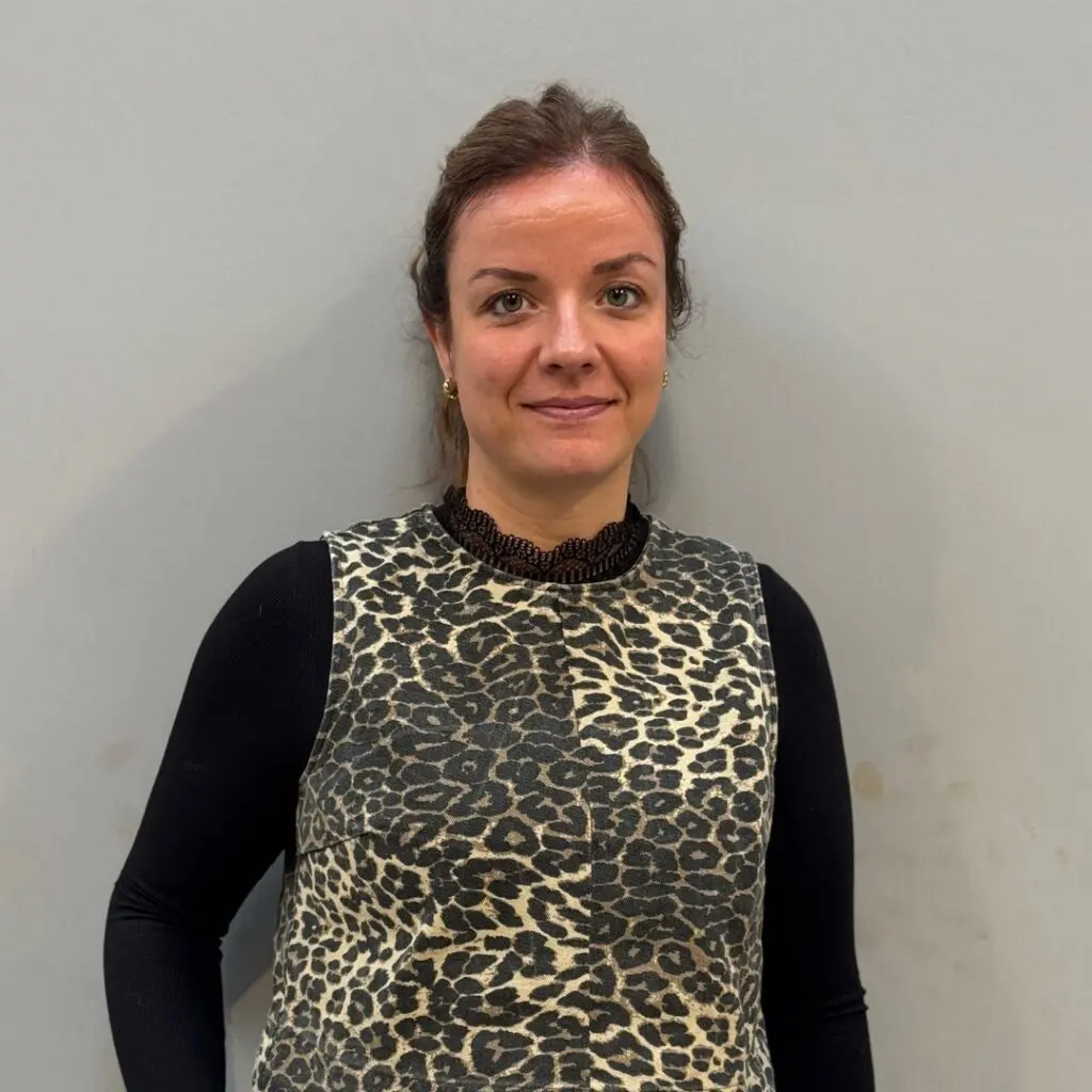 Portrætfoto af Anna Hensgen fra Aqua Cleaner, der tilbyder professionel ukrudtsbekæmpelse uden pesticider.