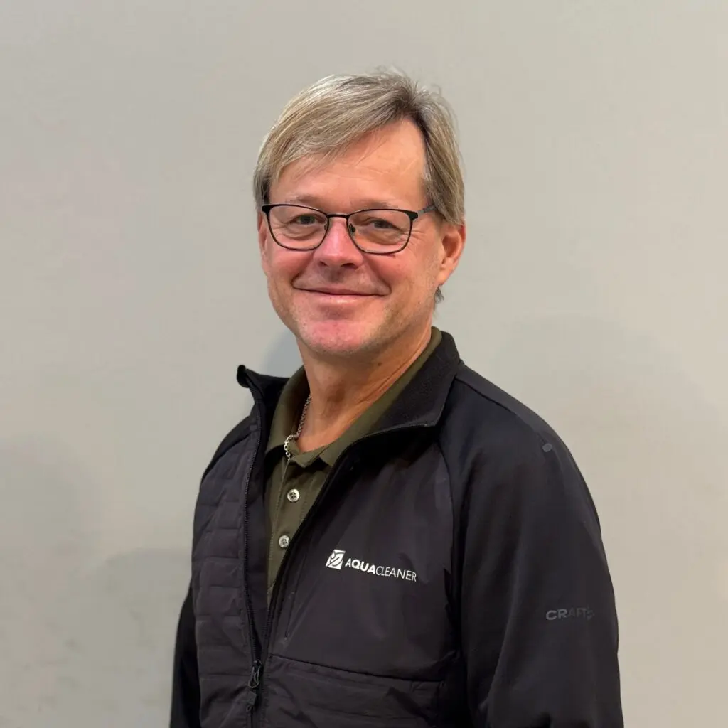 Portræt af Tom Pedersen fra Aqua Cleaner, der tilbyder professionel ukrudtsbekæmpelse med 105 grader varmt vand.