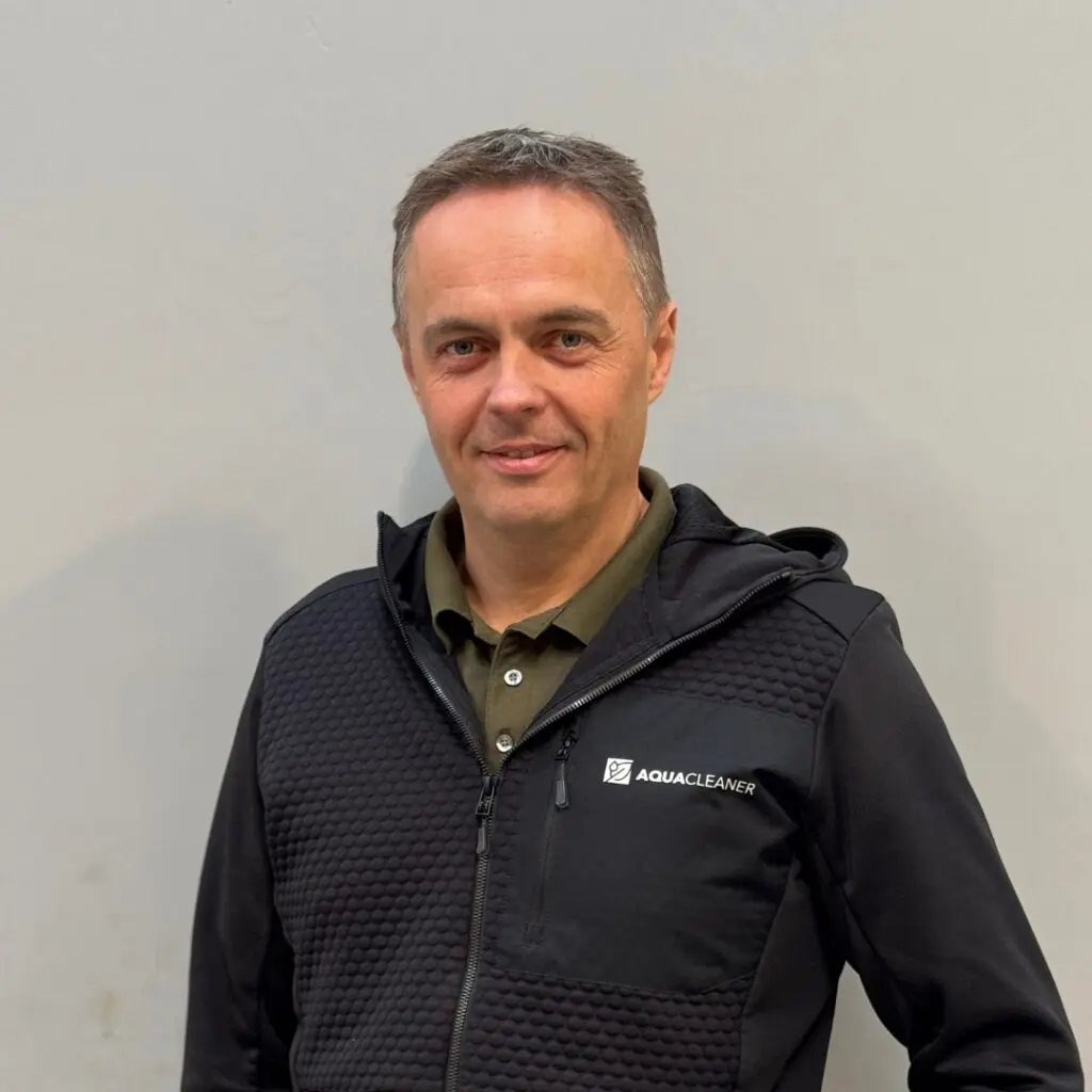 Portræt af Tommy Søndergaard fra Aqua Cleaner iført sort firmatøj med logo.