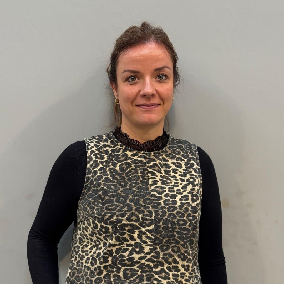 Portrætfoto af Anna Hensgen fra Aqua Cleaner, der tilbyder professionel ukrudtsbekæmpelse uden pesticider.