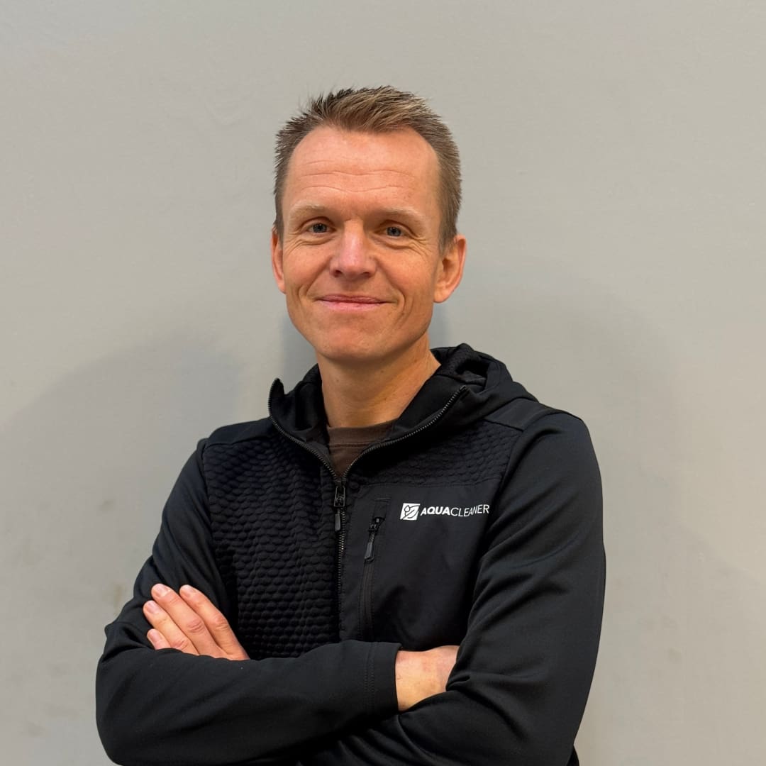 Claus Tobler fra Aqua Cleaner i sort firmatøj med logo. Ekspert i miljørigtig ukrudtsbekæmpelse med 105 grader varmt vand.