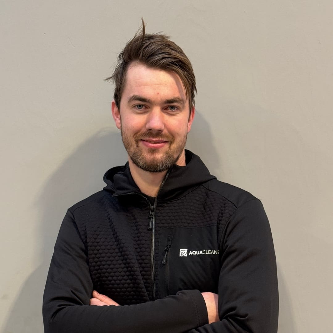 Portræt af Jakob Nahnsen fra Aqua Cleaner, der tilbyder professionel ukrudtsbekæmpelse med 105 grader varmt vand.