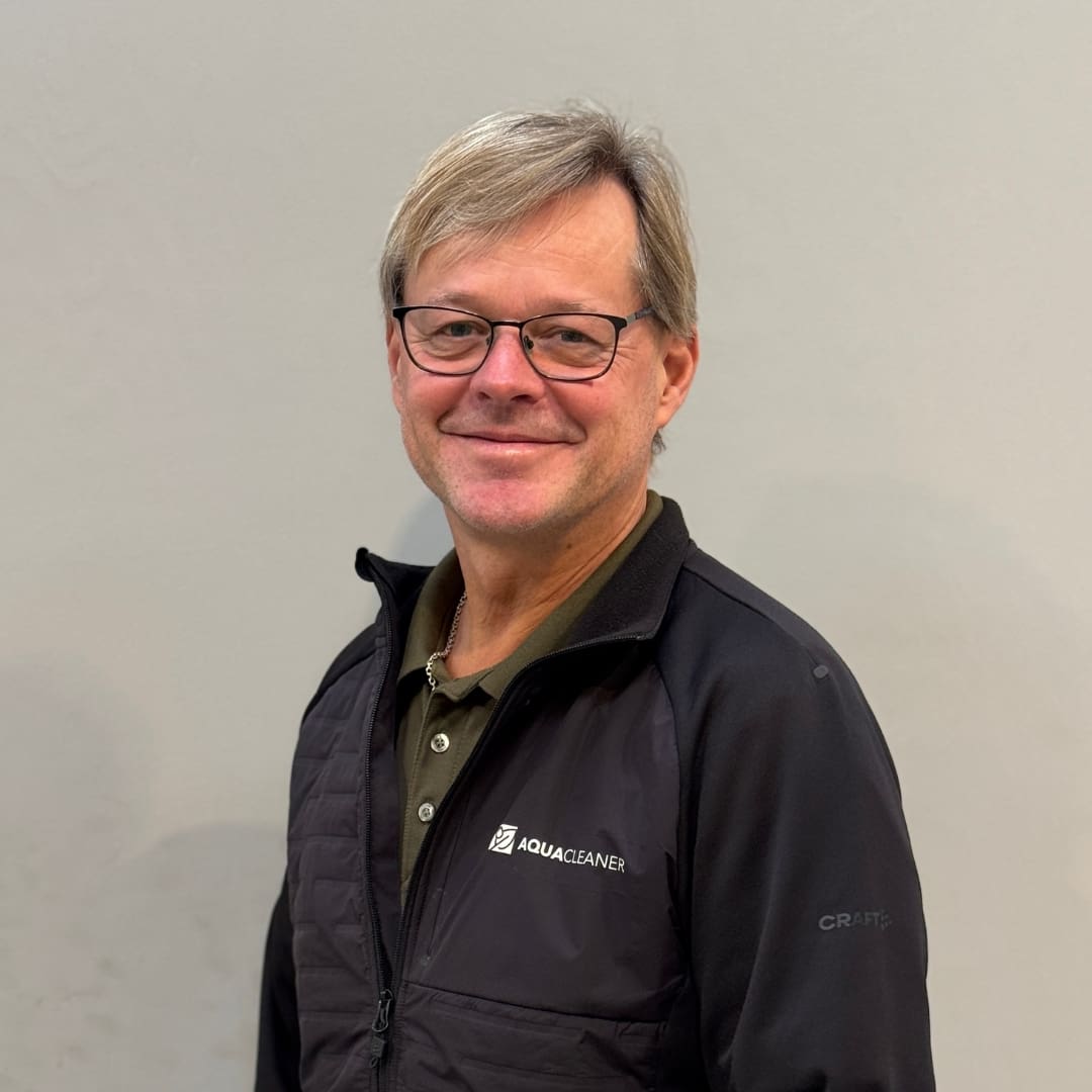 Portræt af Tom Pedersen fra Aqua Cleaner, der tilbyder professionel ukrudtsbekæmpelse med 105 grader varmt vand.