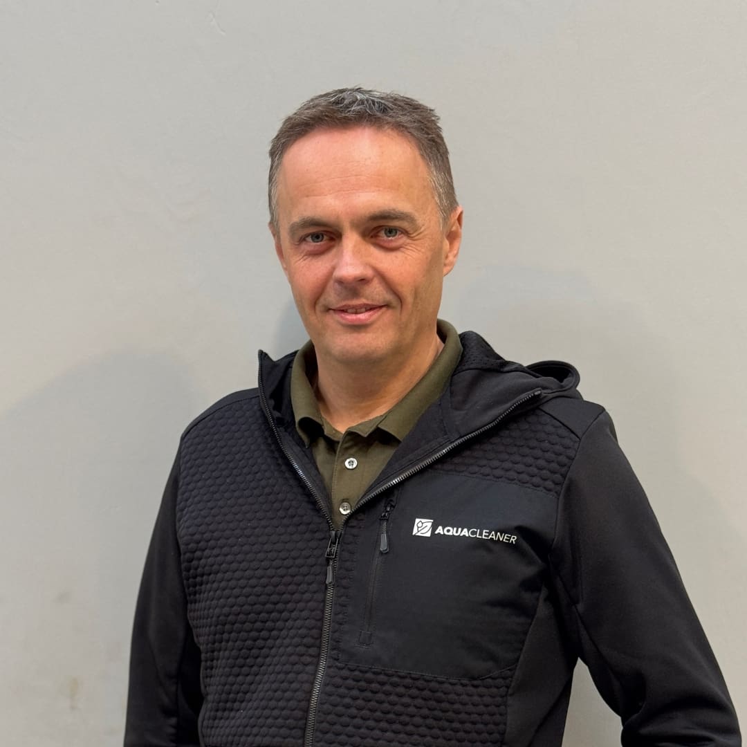 Portræt af Tommy Søndergaard fra Aqua Cleaner iført sort firmatøj med logo.